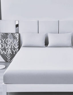 Простыня на резинке 140x200 С НАВОЛОЧКАМИ 50х70 см Мерцана Страйп-сатин (Белый)