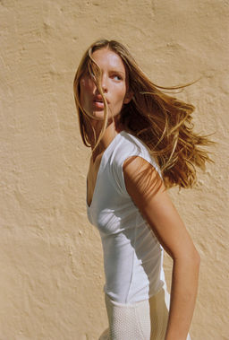 CAMISETA ESCOTE PICO / Blanco roto - Zara фото 2