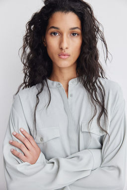 Blusa con cuello mao