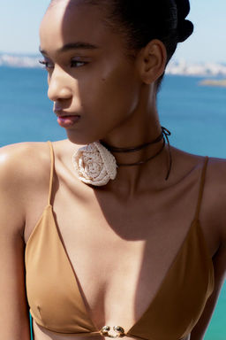 RAFFIA NECK FLOWER