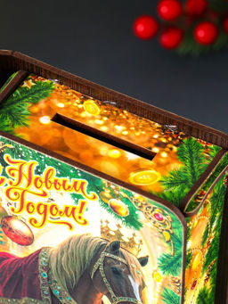 Новогодняя деревянная шкатулка-книга «Конь в мантии с короной: С Новым годом!», для подарков,19×13×5 см