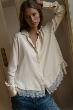 CAMISA SATINADA ENCAJE / Crudo