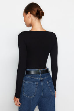 Trendyolmilla Siyah Pamuklu Gogsu Buzgulu Fitted/Vucuda Oturan Regular Boy Orme Bluz TWOAW24BZ00098 фото 6