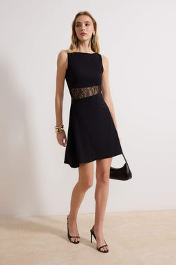 Siyah Belden Ac?lan Kay?k Yaka Kolsuz Dantel Detayl? Mini Dokulu Orme Elbise TWOSS26EL00111 - Trendyolmilla фото 2