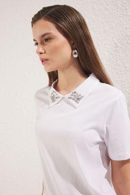 TRENDYOLMILLA Beyaz Polo Yaka Tas Detayl? Regular/Normal Kal?p Orme T-Shirt TWOSS25TS00052 фото 4