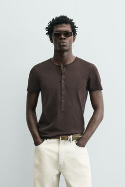 CAMISETA SLIM FIT CUELLO PANADERO / Marr?n oscuro