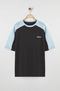 Trendyolmilla Man Siyah Oversize/Genis Bisiklet Yaka Renk Bloklu Yaz? Bask?l? %100 Pamuklu T-Shirt TMNSS25TS00018