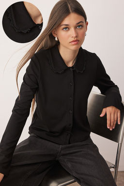 Siyah Dantel Yaka Detayl? Regular/Normal Kal?p Dugmeli Interlok Esnek Orme Bluz TWOAW26BZ00077