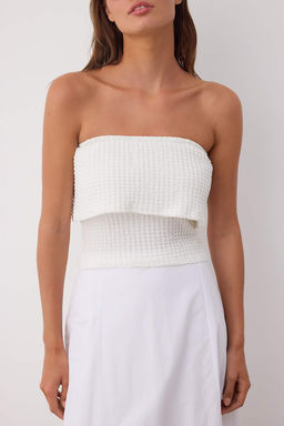 Beyaz Dokulu Karmen Yaka Vucuda Oturan Crop Esnek Orme Bluz TWOSS25BZ00602