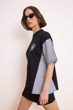 TRENDYOLMILLA Siyah Oversize/Genis Kal?p Poplin Detayl? Bask?l? Orme T-Shirt TWOSS24TS00005 фото 10