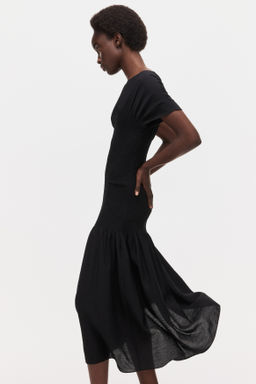 Vestido con detalles fruncidos