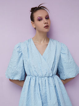 Платье из фактурной ткани с объемными рукавами длиной