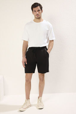 TRENDYOL MAN Siyah Regular/Normal Kesim Biyeli Sort & Bermuda TMNSS25SR00024