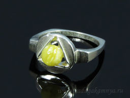 Кольцо с янтарём в посеребрении геометрическое молочный