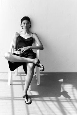 Top de tirantes espagueti con escote drapeado - H&m фото 2