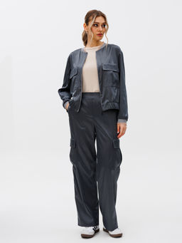 Костюм из жакета и брюк.