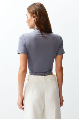 Gri Dik Yaka K?sa Kollu Drapeli Crop Bluz Orme Bluz TWOSS24BZ00422