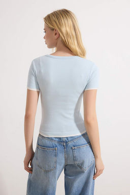 Ac?k Mavi Fitted/Vucuda Oturan K?sa Kollu Biyeli Fitilli Esnek Orme Bluz TWOSS26BZ00253 - Trendyolmilla фото 4