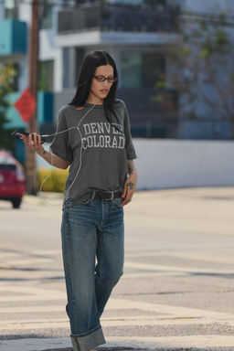 CAMISETA OVERSIZE ROTOS TEXTO / Carb?n