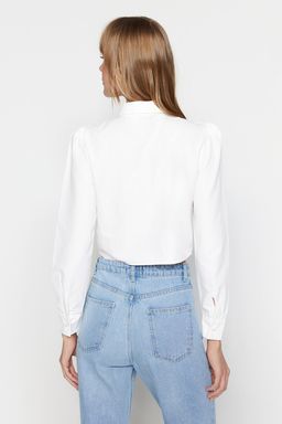 TRENDYOLMILLA Ac?k Mavi Omuzlar? Buzgu Detayl? Crop Fitted Bele Oturan Kal?p Dokuma Gomlek TWOSS23GO00117 фото 20