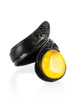 Стильное кольцо-змейка из кожи, украшенное натуральным медовым янтарём