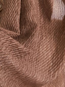 Большой,красивый палантин, выполненный из гофрированной ткани и украшенный тонкими нитями люрекса - Tantino фото 3