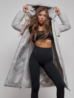 Пальто утепленное молодежное зимнее женское светло-серого цвета 52356SS - Holdluck фото 16