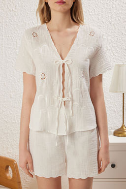 Trendyolmilla Ekru %100 Pamuklu Cicek Nak?sl? Baglamal?/Fiyonklu Muslin Sortlu Dokuma Pijama Tak?m? THMSS25PT00138  фото 3