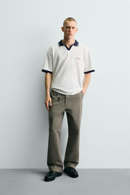 POLO JACQUARD VERTICAL BORDADO / Crudo / Azul
