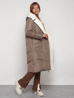 Пальто утепленное с капюшоном зимнее женское коричневого цвета 132255K - Visdeer фото 22
