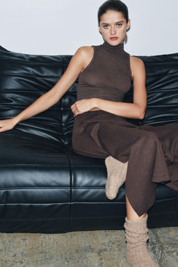 HIGH NECK SLEEVELESS TOP