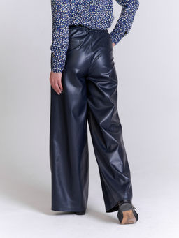Широкие брюки из экокожи