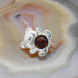 Брошь Мишка 15*16мм с янтарём в посеребрении цв.коньячный