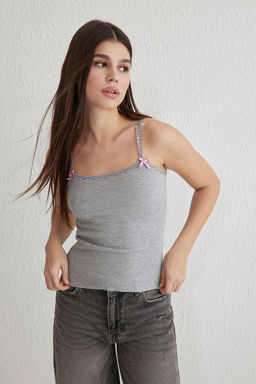 TRENDYOLMILLA Gri Melanj Fitted/Vucuda Oturan Fiyonk Detayl? Esnek Orme Atlet TWOSS25AL00005