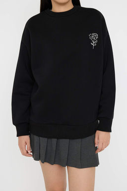 Teen Siyah Oversize/Genis Kal?p Dik Yaka On ve S?rt Cicek Nak?sl? Orme Sweatshirt TWOAW26SW00054