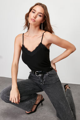 Trendyolmilla Siyah Dantel Detayl? V Yaka Ask?l? Esnek Orme Bluz TWOSS24BZ00402