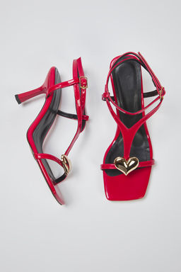 Trendyolmilla Shoes Siyah Alt?n Kalp Aksesuar Detayl? Rugan Kad?n Ince Topuklu Sandalet TAKSS25TO00094