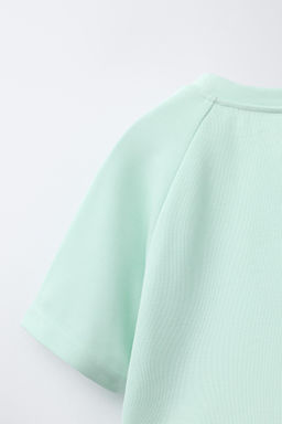 CAMISETA TEXTO RELIEVE CONTRASTE / Verde claro
