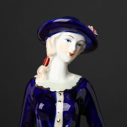 Сувенир керамика "Девушка в пальто на прогулке" 29х8х7,5 см