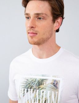 Белая тонкая футболка с круглым вырезом