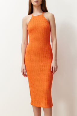 TRENDYOLMILLA Turuncu Triko Gorunumlu Shift/Duz Kesim Halter Yaka Midi Esnek Orme Kalem Elbise TWOSS24EL00594  фото 5