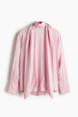 Blusa con fular decorativo