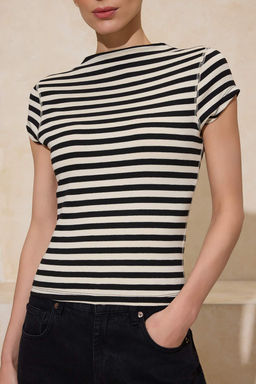 Siyah Cizgili Fitted/Vucuda Oturan Dik Yaka K?sa Kollu Yumusak Orme Bluz TWOSS26BZ00079