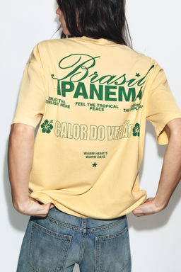 CAMISETA EFECTO LAVADO TEXTO / Amarillo