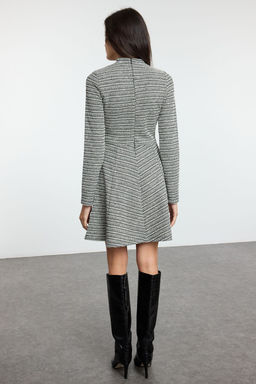 Trendyolmilla Siyah Tuvit Bisiklet Yaka Skater/Belden Ac?lan Volanl? Mini Orme Elbise TWOAW25EL00525  фото 5