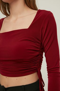 Trendyolmilla Lacivert Kare Yaka Buzgu Detayl? Fitted/Vucuda Oturan Crop Esnek Orme Bluz TWOAW22BZ0263