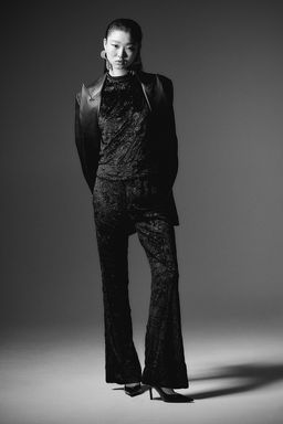 Pantalon acampanado en velour efecto arrugado - H&m фото 3