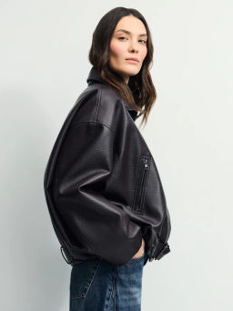 Куртка-бомбер из искусственной кожи с ремнем / Zarina  фото 5