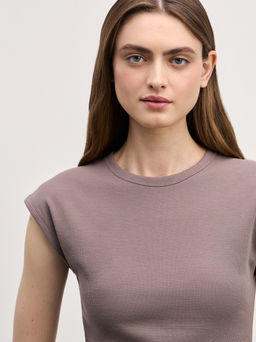 Футболка в рубчик со спущенным плечом / Zarina фото 6