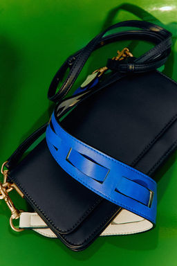 BOLSO BANDOLERA DETALLE ASA / Negro - Zara фото 3